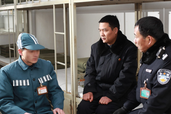 图为与服刑人员谈话了解思想情况