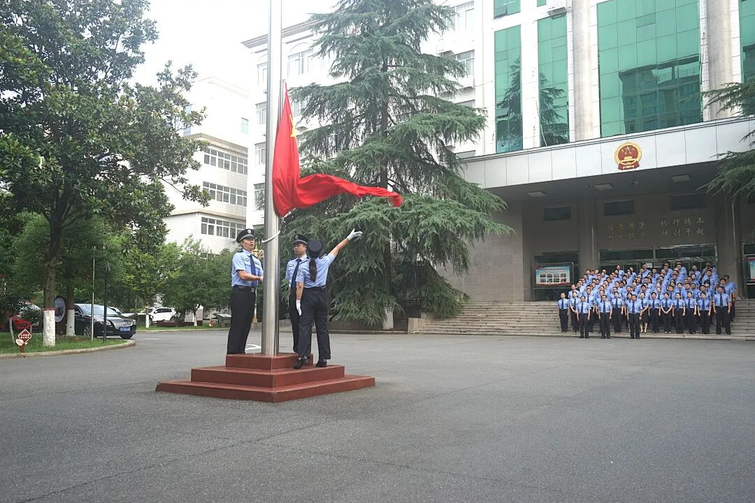 今天，我们献给党的生日仪式｜升国旗，上党课→